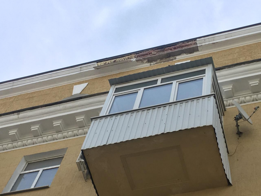 В центре Ростова от дома отвалился кусок карниза