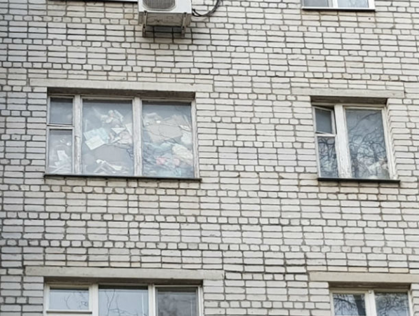 «Квартира забита мусором под потолок»: ростовчанка превратила свое жилье в настоящую свалку 