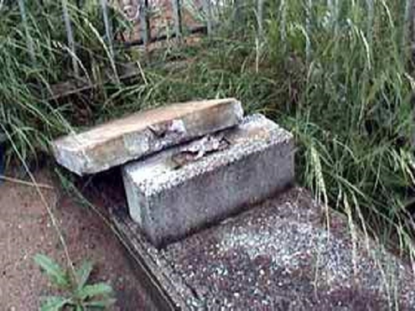 На кладбище в Ростовской области подростки разгромили 23 надгробия