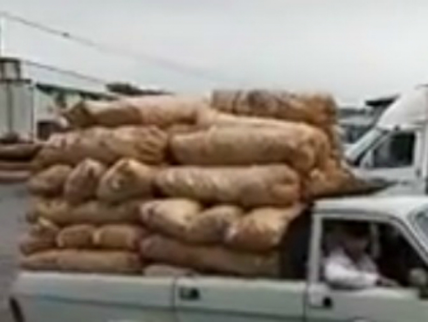Самодельный супергрузовик из «Волги» на овощном рынке Ростова рассмешил горожан