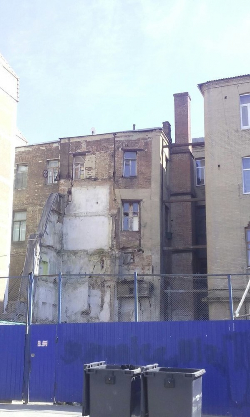 Жильцам обвалившегося дома на Серафимовича предлагают маленькие комнаты на Военведе