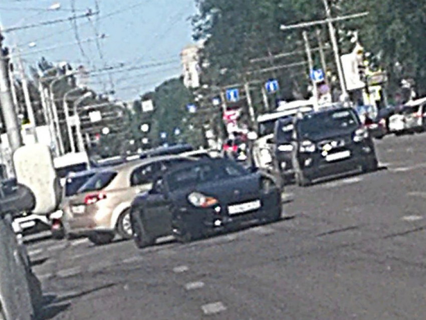 Элитный спорткар-красавец и такси разбились в центре Ростова