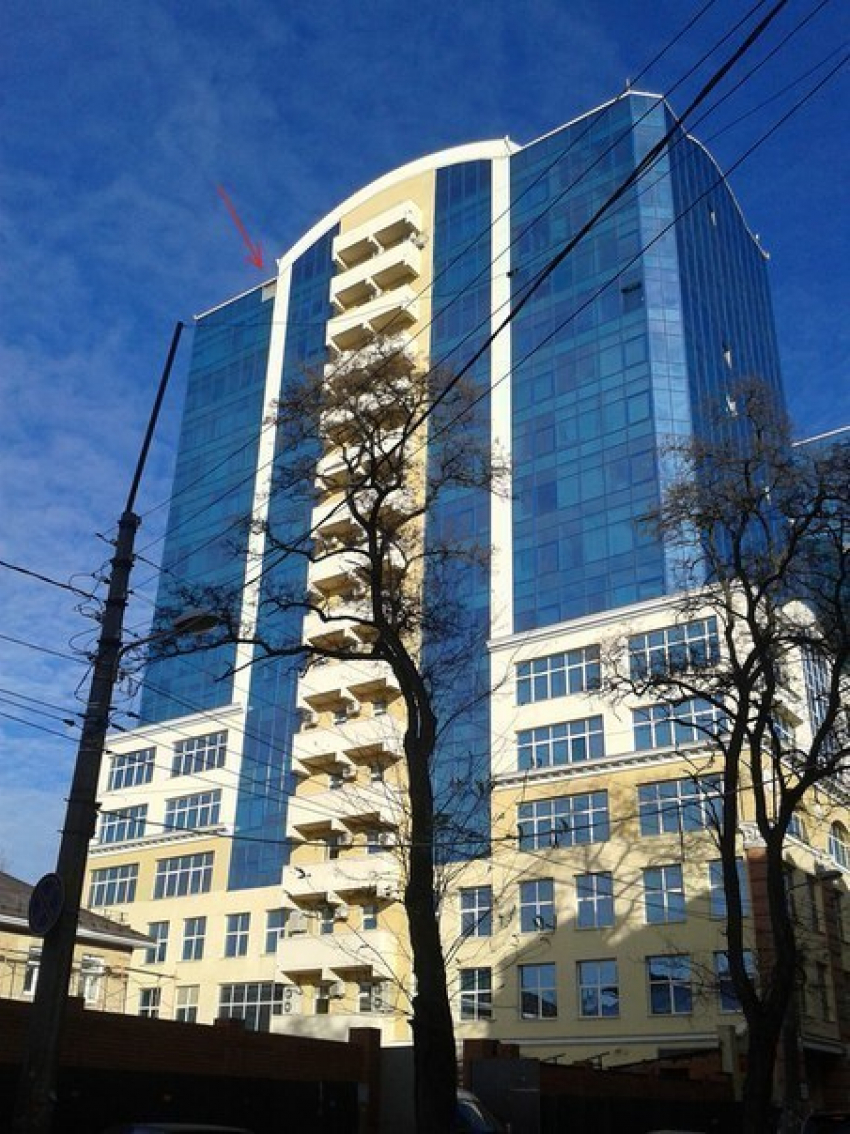 В Ростове из окна бизнес-центра, расположенного на 15-м этаже, выпало стекло