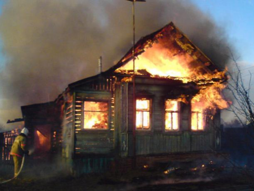 Трое бандитов забили насмерть мужчину в Ростовской области и сожгли его дом