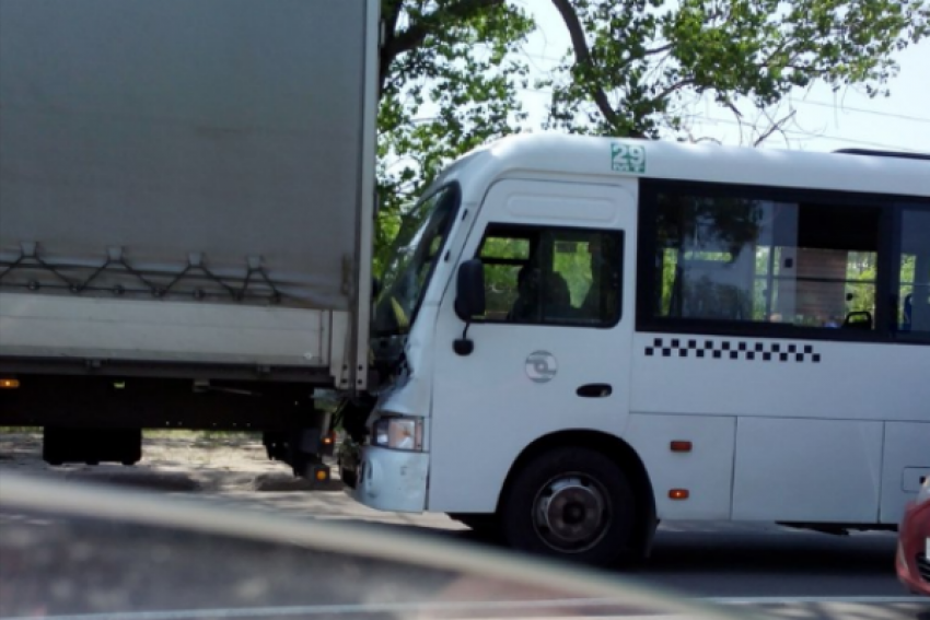 В Ростове столкнулись маршрутка и грузовик: пострадали 5 человек