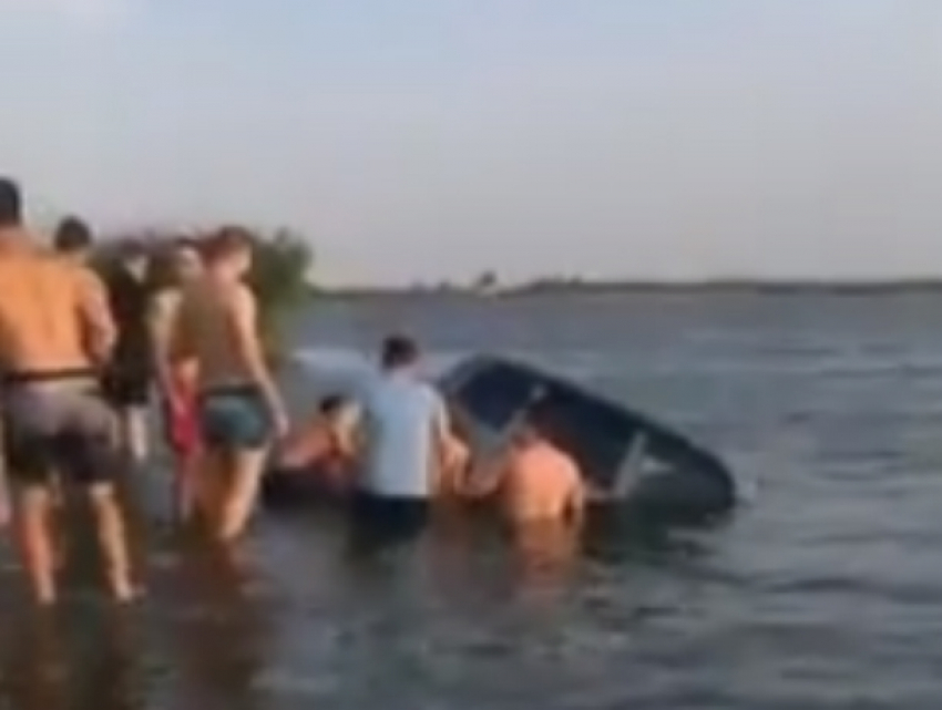 «Хорошо отпраздновали»: превосентябрьский заплыв «Нивы» в Голубое озеро Ростова попал на видео