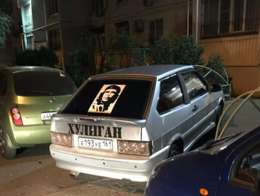 Внаглую припарковавшегося на тротуаре автохама потребовали проучить возмущенные соседи в Ростове