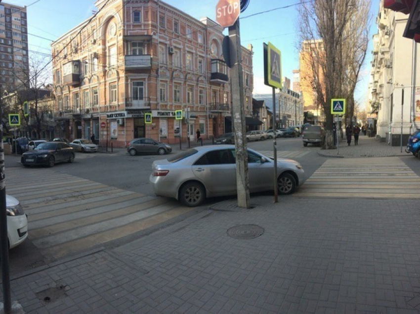 Мастера «крутой» парковки в Ростове подтвердили свои позорные двойки по знанию ПДД