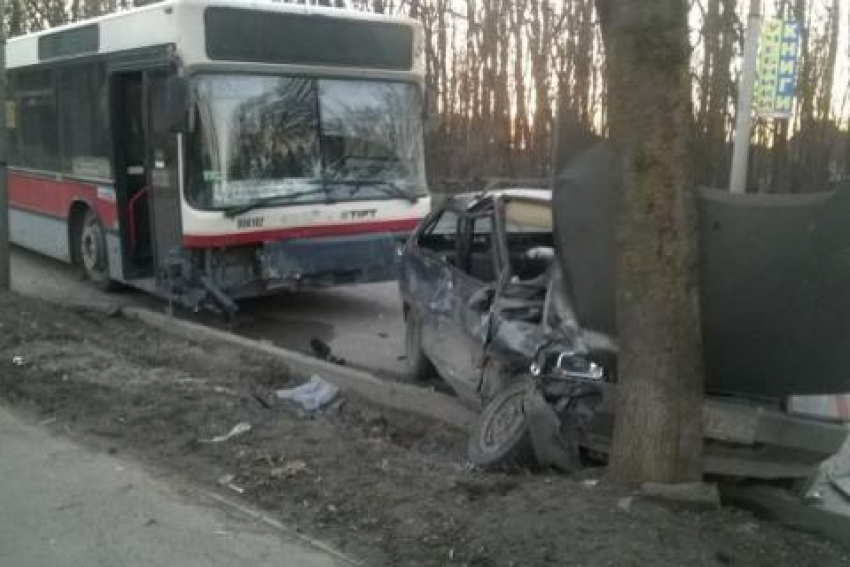 Из-за столкновения с автобусом легковушка врезалась в дерево в Ростове