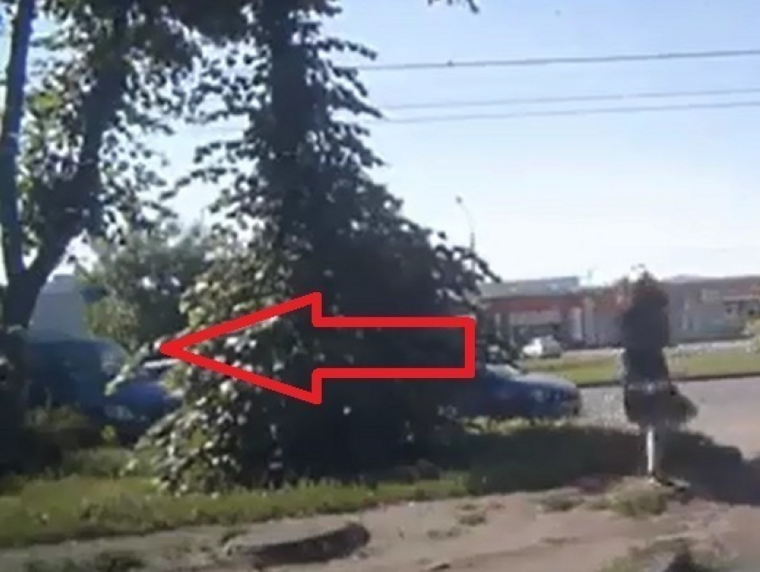Застигнутые врасплох автоворы в Ростове рассмеялись в лицо жене хозяина автомобиля на видео
