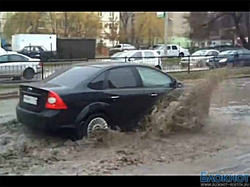 В Ростове после дождя машины плыли по дорогам (ВИДЕО) 