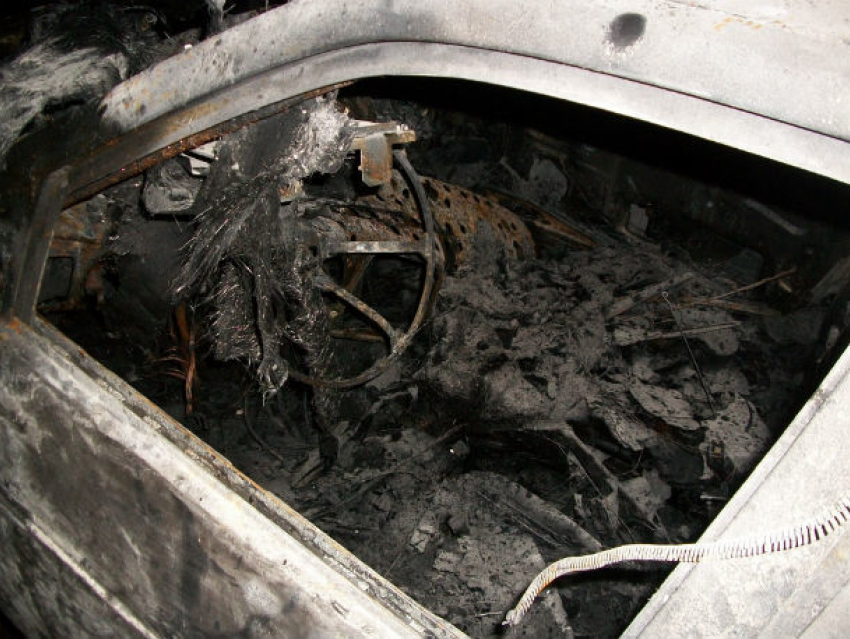 Стоящую в гараже Lada Kalina уничтожил огонь в Ростовской области