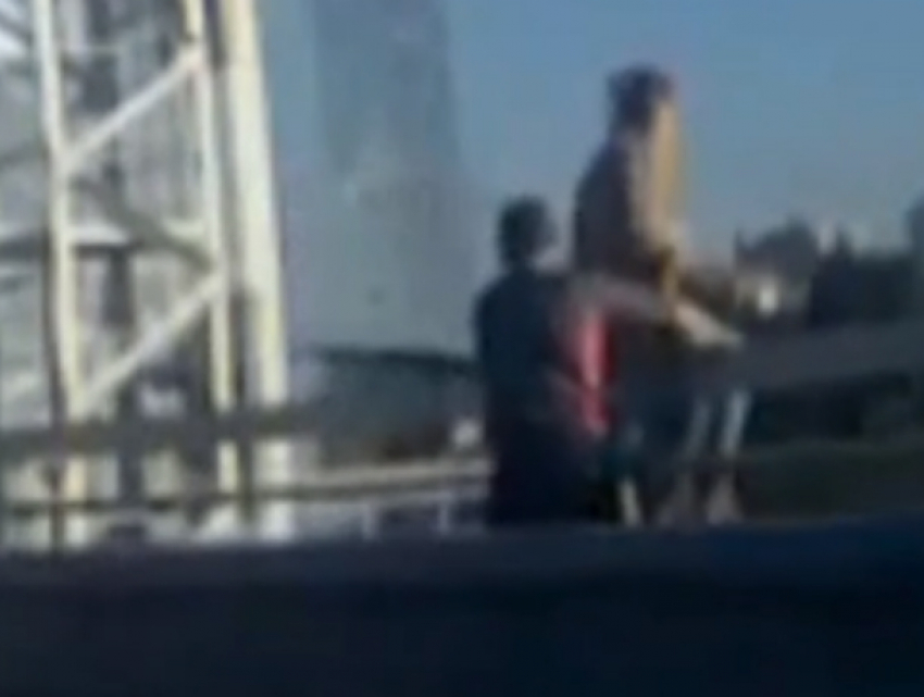 Повисшую на перилах Ворошиловского моста молодую женщину спасли от беды случайные автолюбители