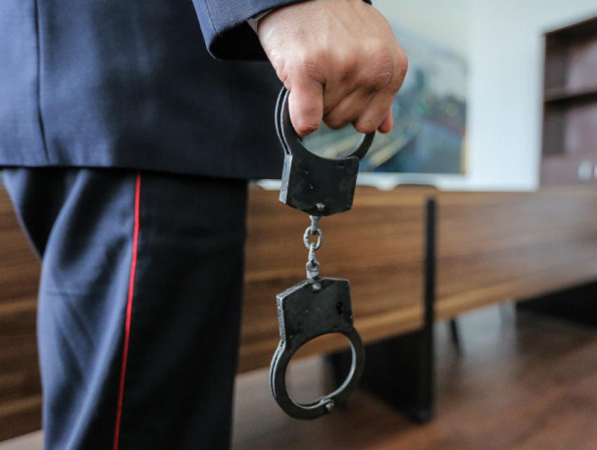 Полицейский заковал в наручники и избил задержанного в Ростовской области