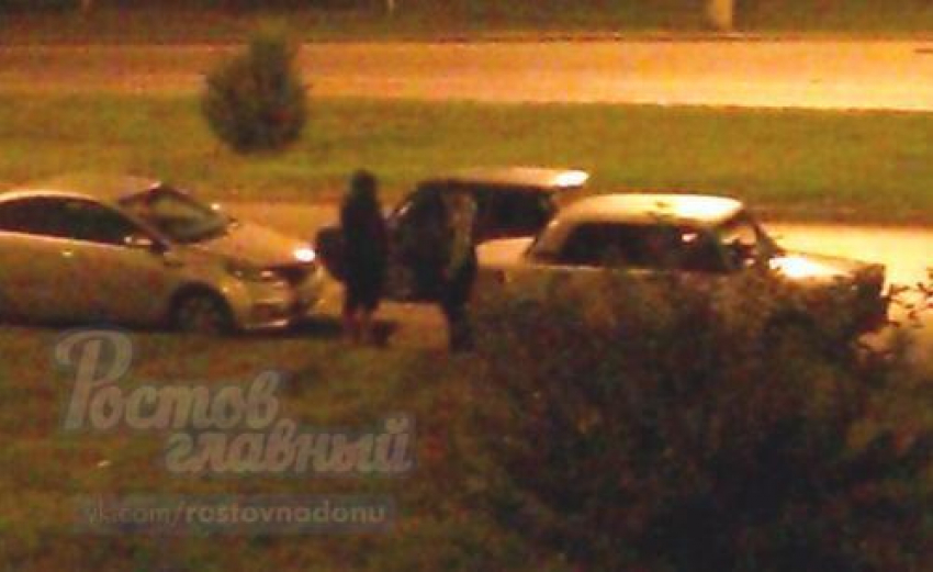Двое мужчин на Левенцовке сливали бензин из припаркованных на ночь авто