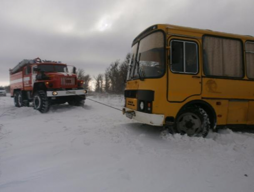 В снежном плену оказались школьный автобус и 8 автомобилей в Ростовской области