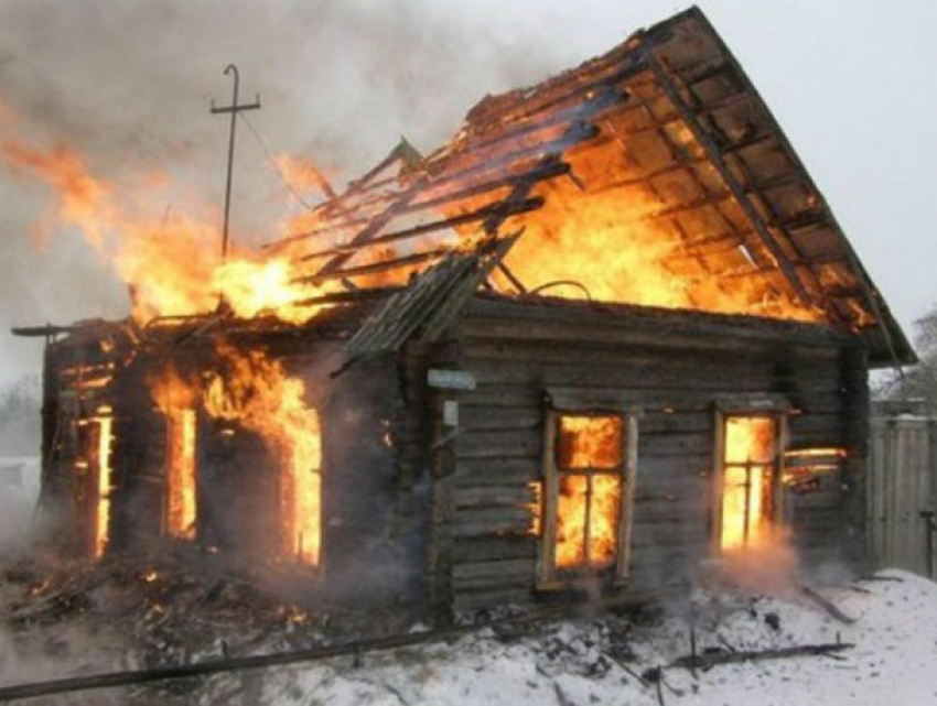 Мужчина серьезно обгорел при пожаре в частном доме Ростовской области
