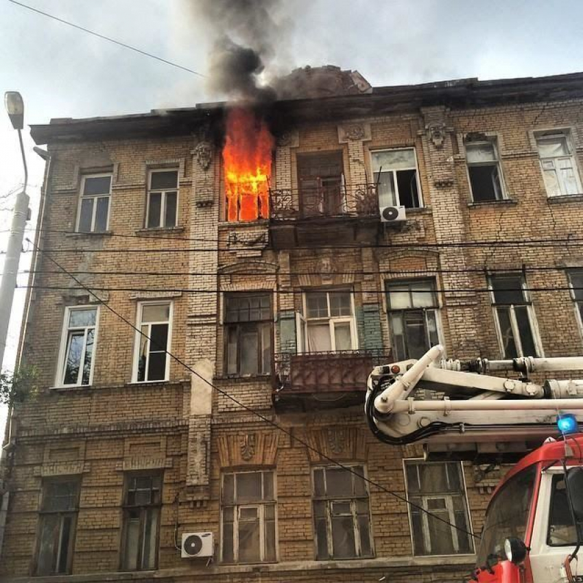 В центре Ростова вспыхнул пожар в жилом доме