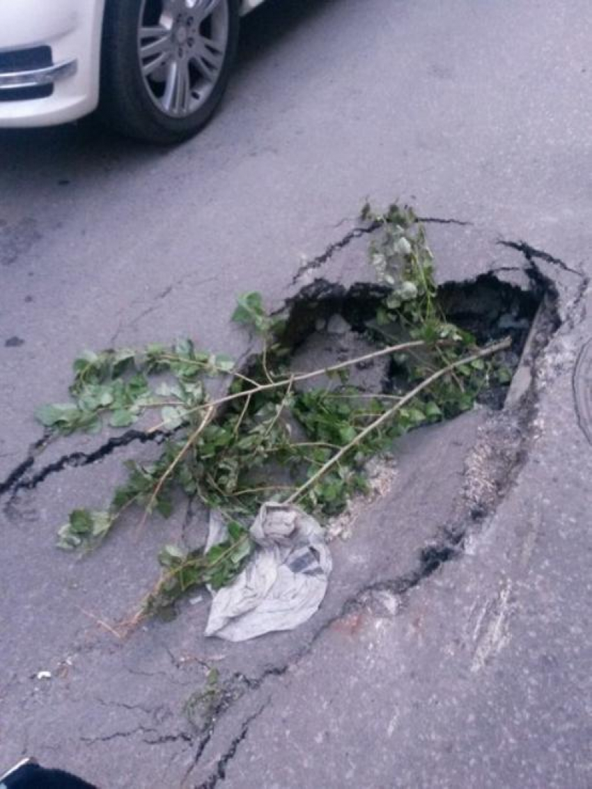 В центре Ростова провалился асфальт