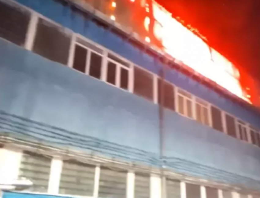 Площадь пожара на Привокзальной в Ростове выросла до 1600 квадратных метров