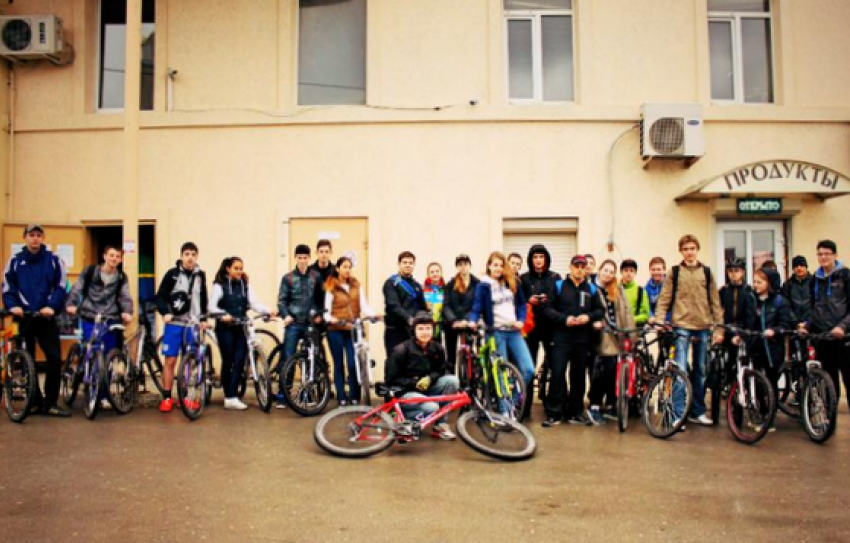  В Ростове велосипедисты под дождем отправились «Навстречу лету»