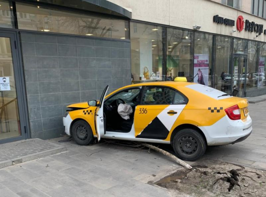 В центре Ростова автомобиль такси сбил женщину и врезался в магазин