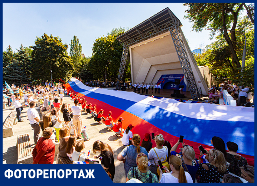 В Ростове развернули 24-метровый флаг России в пустом парке в самую жару