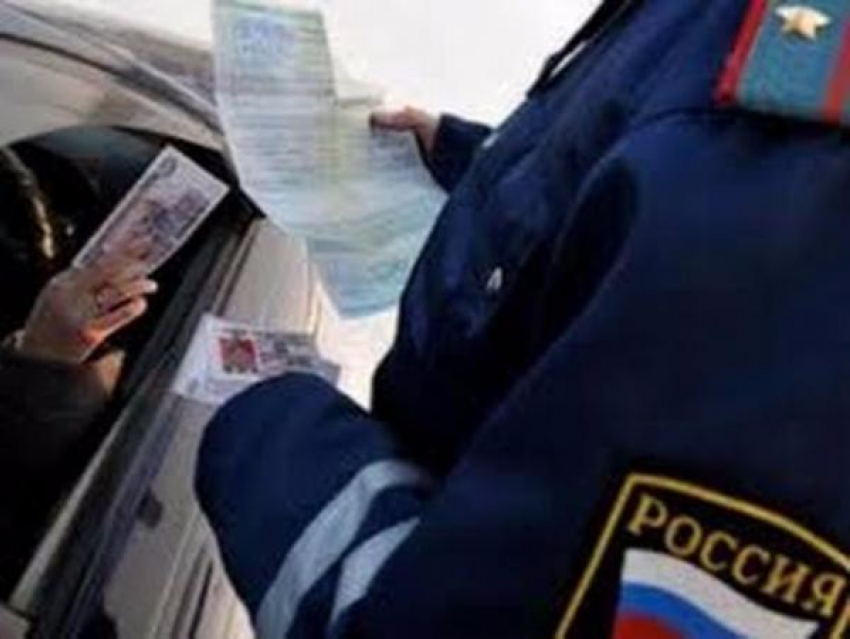 Подвыпивший автомобилист пытался дать взятку инспектору ДПС за нарушение правил в движения Ростове