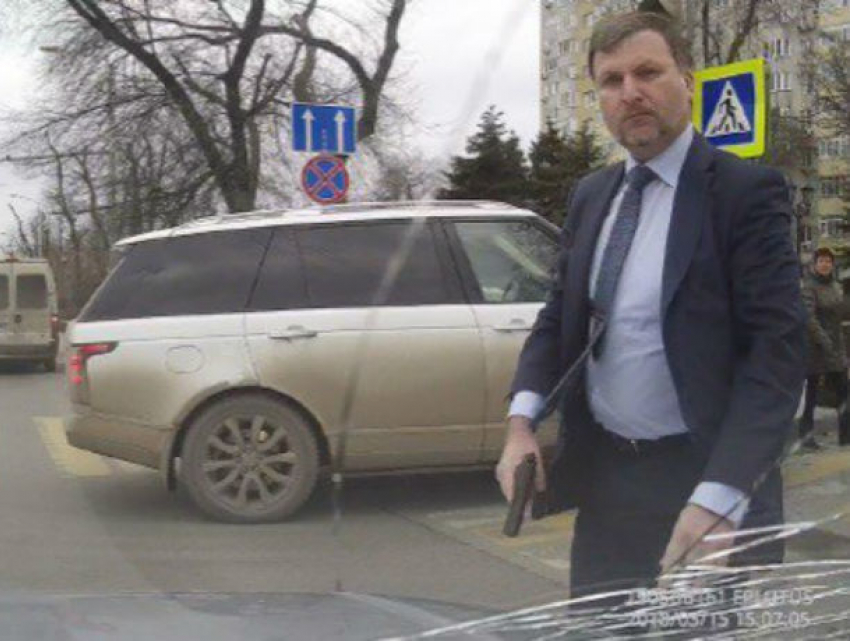 Депутат Гордумы Ростова попал в громкий скандал, размахивая пистолетом
