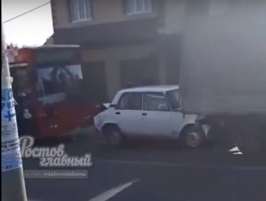 Ростов отличился: тройное ДТП с участием автобуса взбудоражило горожан на видео