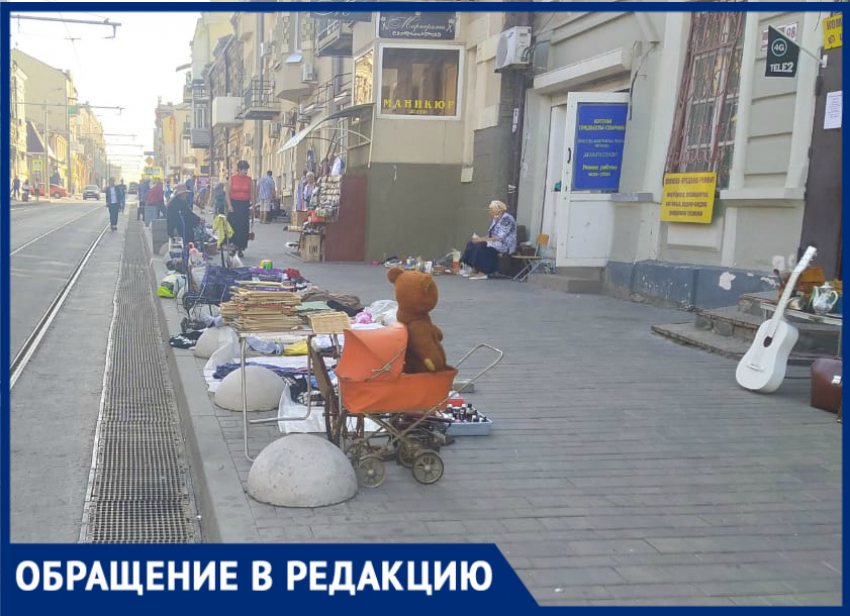Жители Ростова ходят по проезжей части из-за барахолки на тротуаре