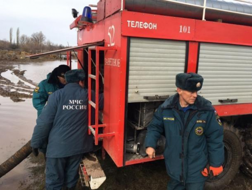 Храбрые спасатели остановили водный поток, который грозил затопить хутор Ростовской области 