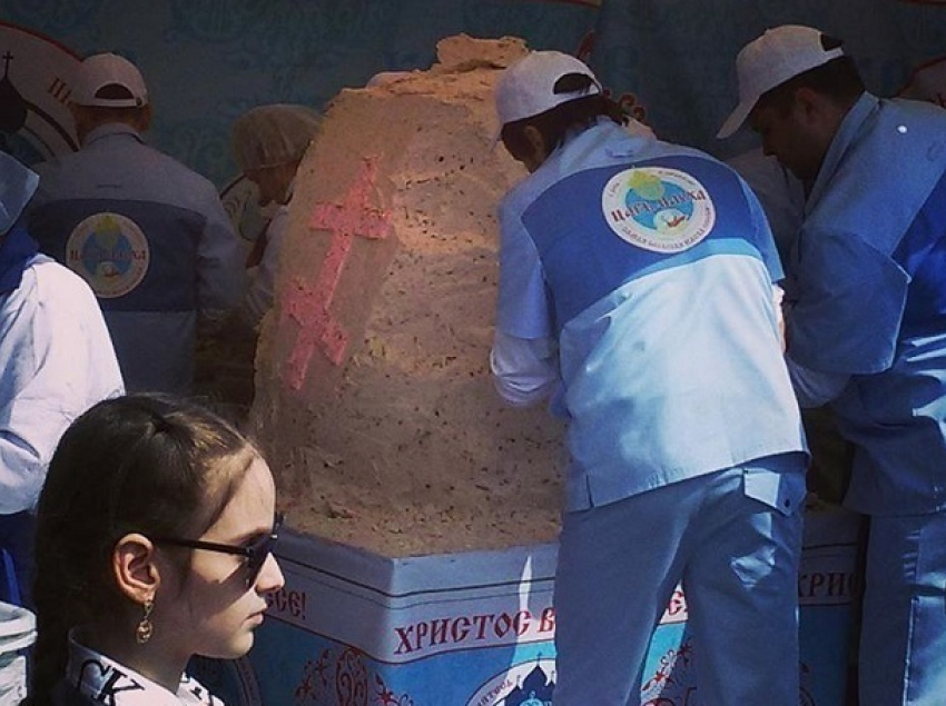 Опубликовано видео поедания Царь-пасхи удивленными жителями Новочеркасска