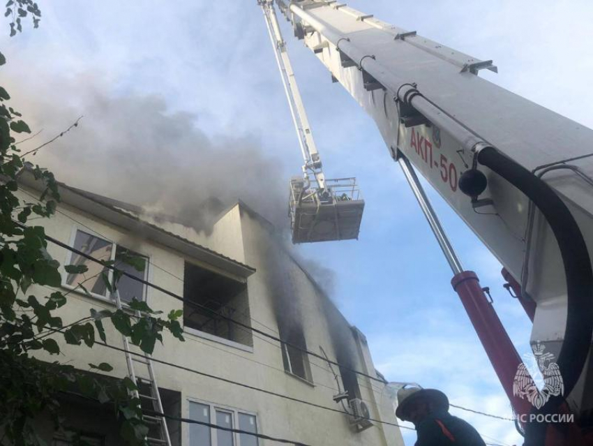 В Ростове-на-Дону потушили пожар в многоквартирном доме на СЖМ