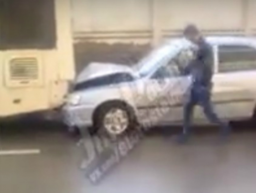 Утренний «поцелуй» иномарки с пассажирским автобусом на скользкой дороге Ростова попал на видео