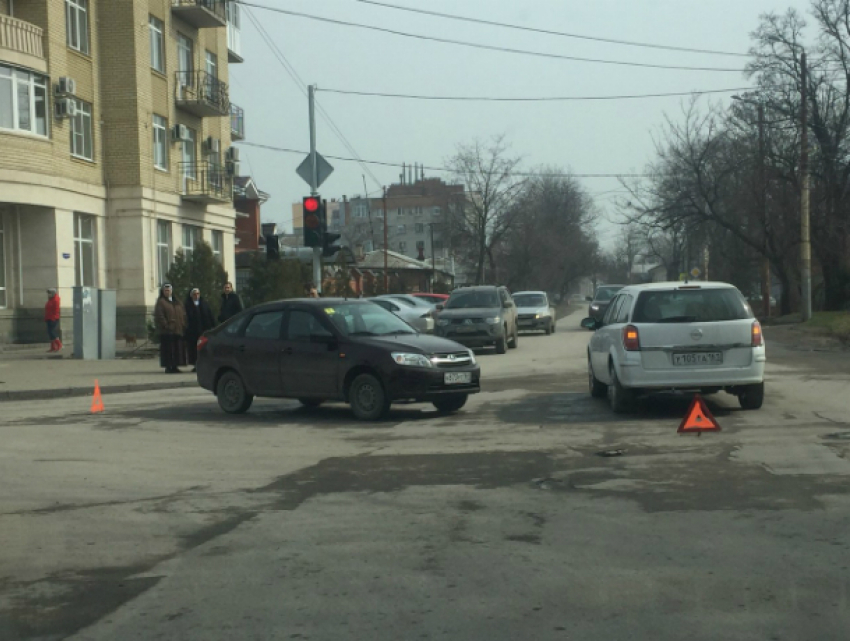 Монахини на белой иномарке попали в ДТП на перекрестке в Ростовской области