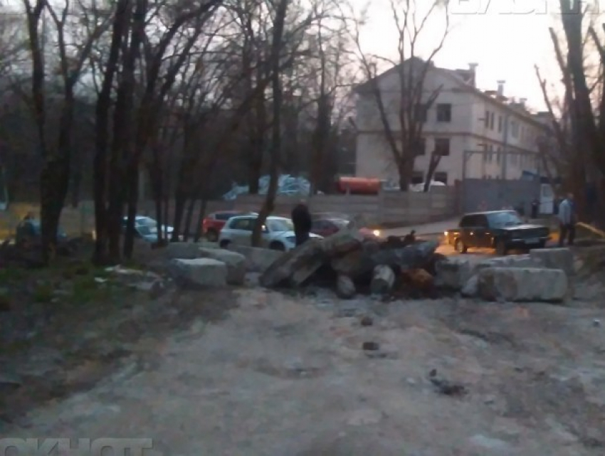 Директор компании отгородился бетонными плитами от садоводов-автолюбителей в Ростове