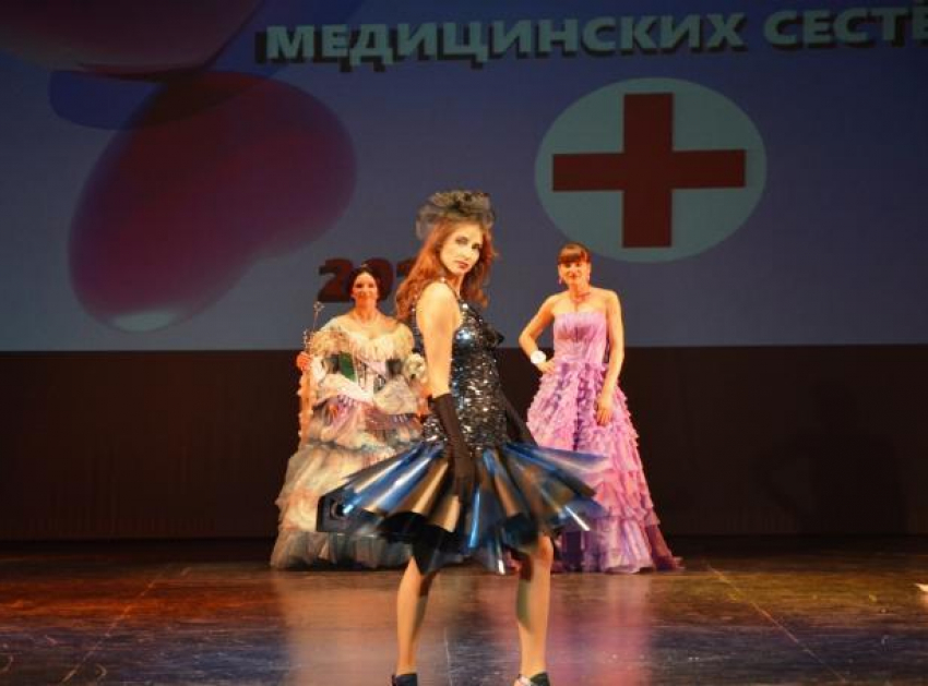 Ростовские медсестры продефилировали в платьях из бинтов и клизм