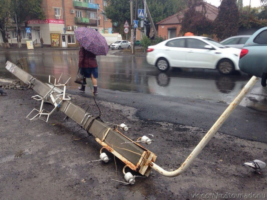 Столб рухнул на тротуар в Ростове 