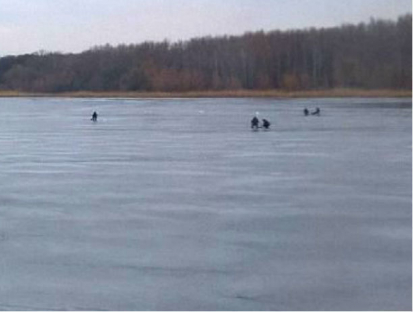 Опасная рыбалка «бессмертных людей» на льду Ростовского моря вызвала бурную реакцию горожан