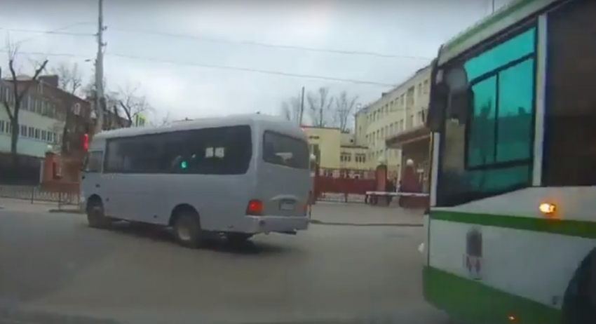 В Ростове очередная гонка автобуса с маршруткой попала на видео