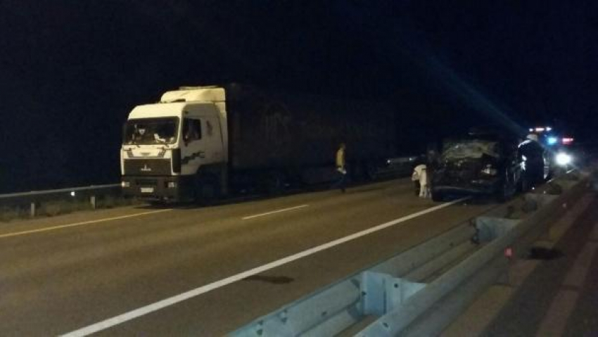 На трассе М-4 «Дон «Мерседес» столкнулся с грузовиком: трое пострадавших, в том числе и ребенок