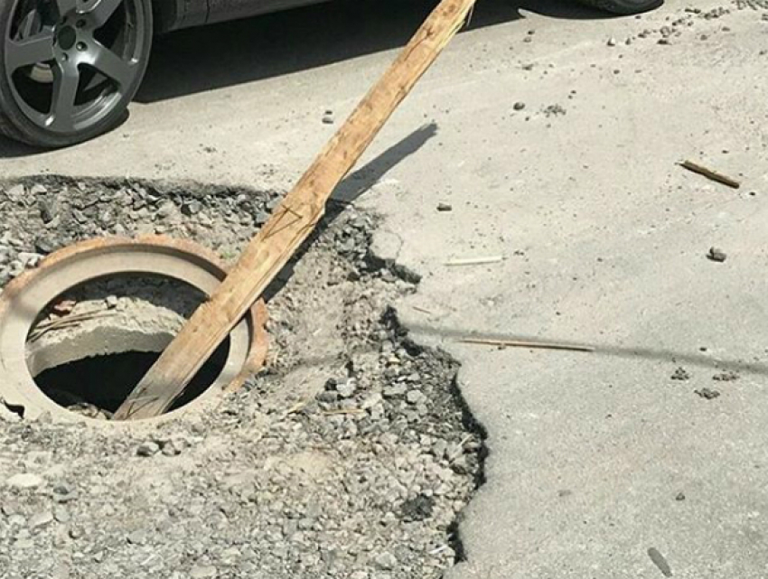 Опасные ямы и провалившиеся люки ужаснули автомобилистов на «загруженной» дороге в центре Ростова