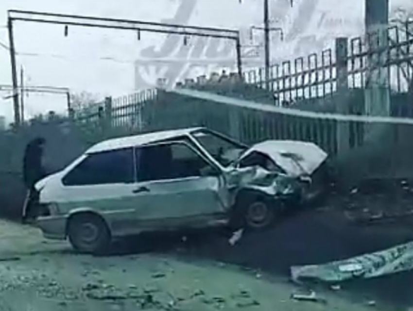 Жесткое столкновение иномарки с железобетонным забором в Ростове попало на видео