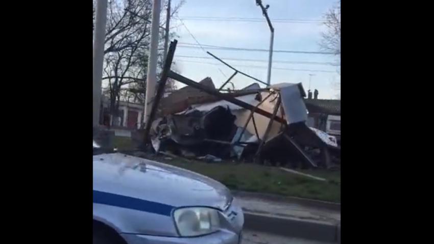 В Александровке легковушка врезалась в рекламный щит, пострадали двое