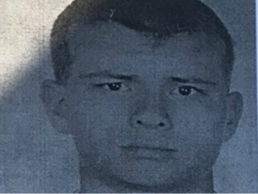 Молодого мужчину в черных сланцах со спецодеждой в руках две недели разыскивают в Ростовской области