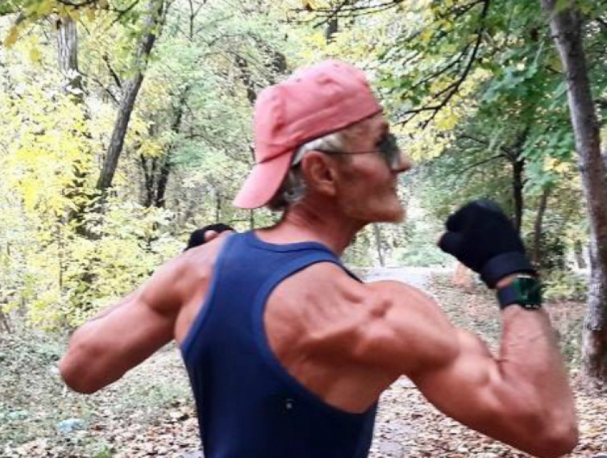 Пожилой ростовчанин на скейте удивил своей бойкостью молодых прохожих