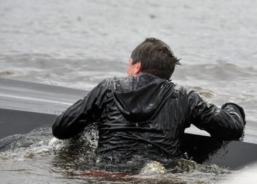 Рыбак в перевернувшейся лодке начал тонуть на виду у всего Ростова