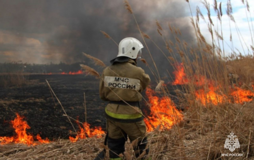 В МЧС предупредили жителей Ростовской области о высоком риске возникновения пожаров