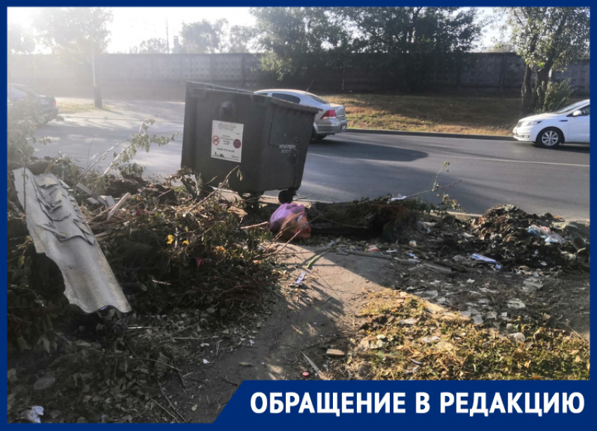 В Ростове перекресток превратился в свалку из-за сгоревших мусорных контейнеров